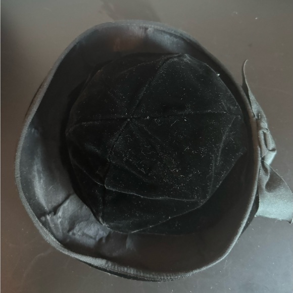Vintage Mr John Deb-Teen 1950’s Black Velvet Hat Ribbon Detail and Wire Brim - Picture 4 of 5